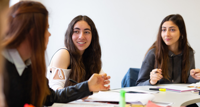  Erwachsene im Englischkurs in Cambridge City England während einer LISA! Sprachreise lernen gemeinsam und tauschen sich aus