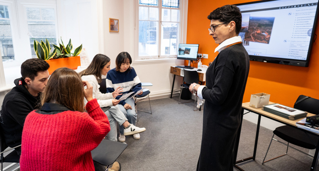 Erwachsene im Englischunterricht in Cambridge City England während einer LISA! Sprachreise mit Lehrer im Klassenzimmer