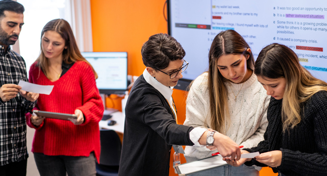  Erwachsene im Englischunterricht in Cambridge City England während einer LISA! Sprachreise lernen gemeinsam im Kurs