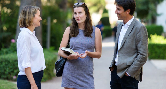  Erwachsene im Gespräch in London England während einer LISA! Sprachreise im Bildungsurlaub beim Austausch