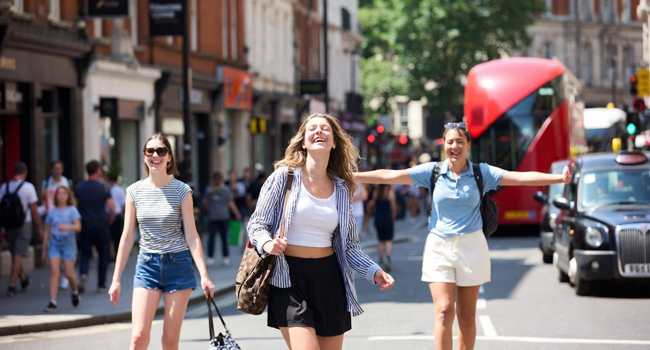  Erwachsene beim Sightseeing in London England während einer LISA! Sprachreise genießen die Stadt und Freizeit