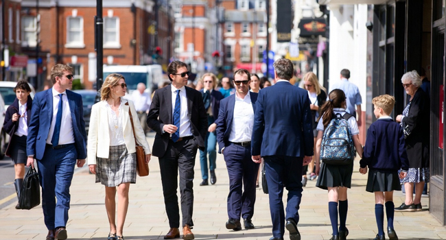 Menschen in London England auf der Straße während einer LISA! Sprachreise erleben das Stadtleben im Alltag