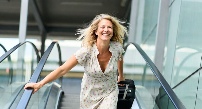 Erwachsene mit Koffer am Flughafen während eines LISA! Bildungsurlaubs freuen sich auf Sprachreise nach Malta