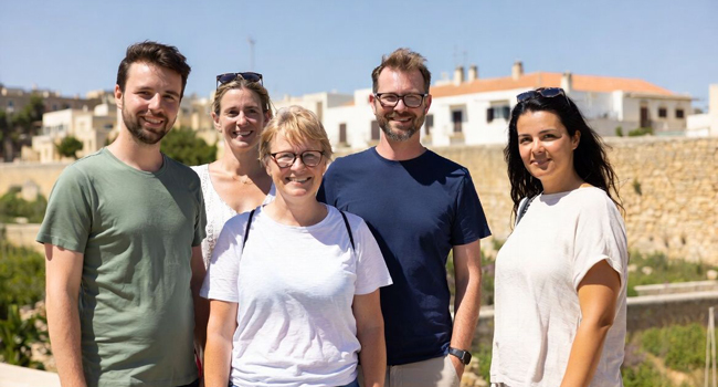 Erwachsene Teilnehmer einer LISA! Sprachreise in Malta gemeinsam im Gruppenfoto