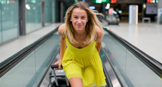  Schülerin mit Koffer auf dem Weg zur LISA! Sprachreise am Flughafen
