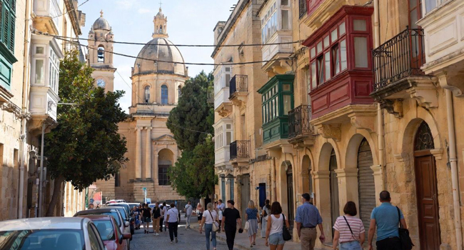 Bildungsurlaub Malta Sliema 30 Plus mit LISA! – Englisch lernen und maltesische Kultur erleben Erwachsene entdecken historische Straßen auf Malta während eines LISA! Bildungsurlaubs und lernen Englisch in mediterraner Atmosphäre