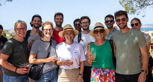  Erwachsene genießen gemeinsame Zeit auf Malta während eines LISA! Bildungsurlaubs erleben internationale Atmosphäre und lernen Englisch
