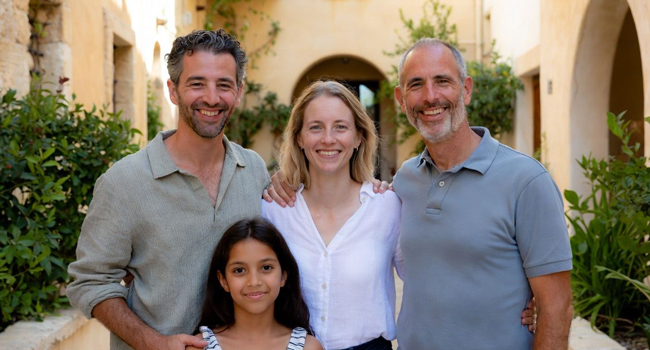  Erwachsene mit Gastfamilie auf Malta während eines LISA! Bildungsurlaubs erleben kulturellen Austausch und lernen Englisch im Alltag