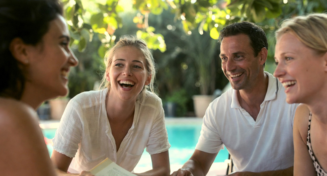  Erwachsene Teilnehmer im Gespräch mit Lehrkraft während einer LISA! Sprachreise in Malta