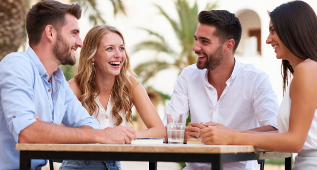 Erwachsene Teilnehmer lernen gemeinsam im Gespräch während einer LISA! Sprachreise in Malta