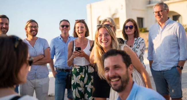 Erwachsene Teilnehmer einer Erwachsenen-Sprachreise in Malta beim Freizeitprogramm in Sliema unter freiem Himmel