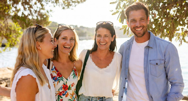 Erwachsene Teilnehmer einer Erwachsenen-Sprachreise in Malta in Sliema am Meer in der Freizeit