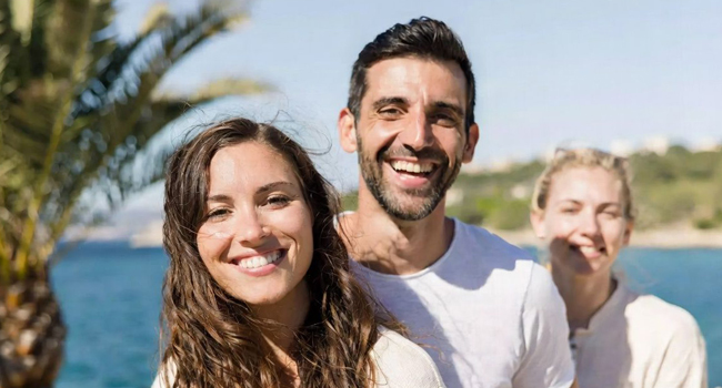 Teilnehmer einer Erwachsenen-Sprachreise in Malta in Sliema vor der Küste am Meer