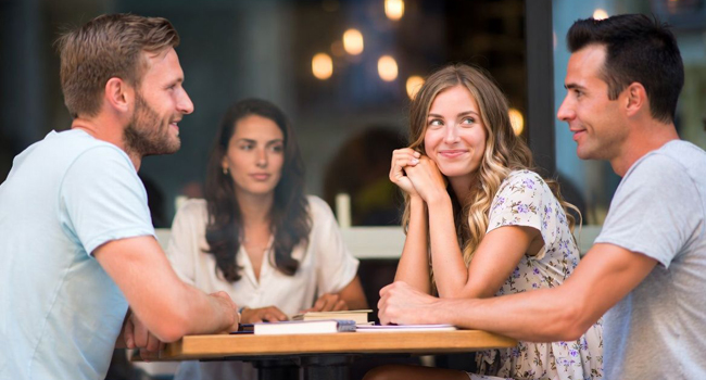 Internationale Teilnehmer einer Erwachsenen-Sprachreise in Malta sitzen in Sliema gemeinsam am Tisch