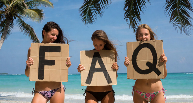 FAQ LISA! Sprachreisen 3 Frauen im Bikini am Strand mit F A Q Pappschildern