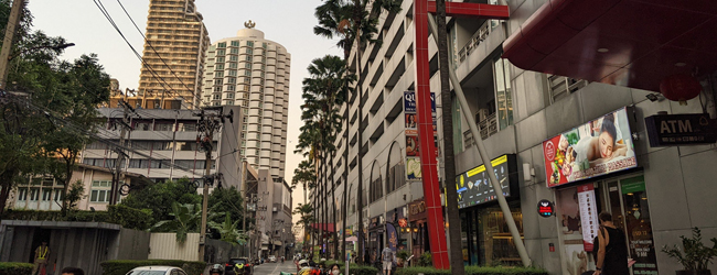 Strasse an der Sukhumvit Road in Bangkok