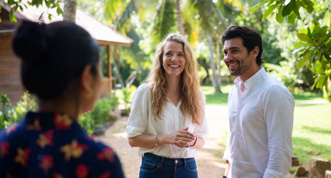 Sprachreisen Bangkok Kursteilnehmer im Garten
