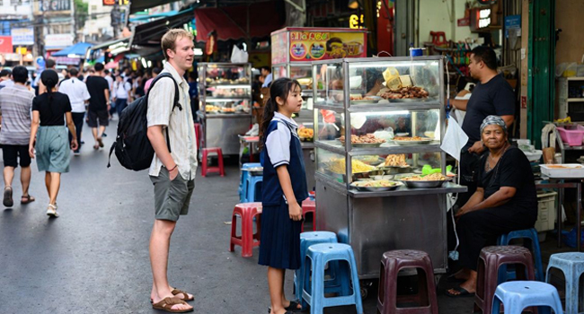 LISA Sprachreisen Bangkok Strassen Essen Streetfood Sprachschueler und Essenstand