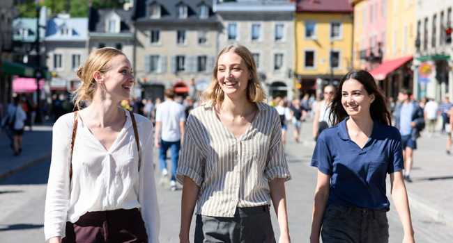  Erwachsene spazieren durch Québec während eines LISA! Bildungsurlaubs und lernen Französisch im Alltag in lebendiger Stadt