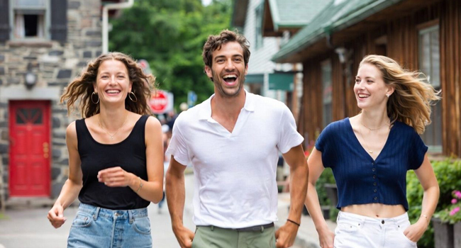 Bildungsurlaub Québec Kanada mit LISA! – Französisch lernen und unvergessliche Erlebnisse genießen Erwachsene lachen gemeinsam in Québec während eines LISA! Bildungsurlaubs genießen internationale Atmosphäre und lernen Französisch
