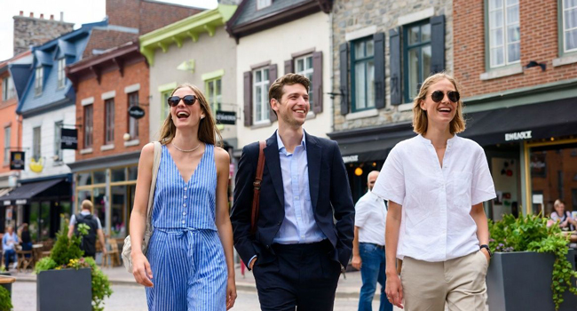 Bildungsurlaub Québec Kanada mit LISA! – Französisch lernen und Québec authentisch erleben Erwachsene spazieren durch Québec während eines LISA! Bildungsurlaubs genießen internationales Stadtleben und lernen Französisch