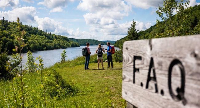 Bildungsurlaub Québec Kanada mit LISA! – Französisch lernen und Naturabenteuer erleben Erwachsene am Fluss in Québec während eines LISA! Bildungsurlaubs genießen Natur und entdecken Kanada bei Outdoor-Aktivitäten