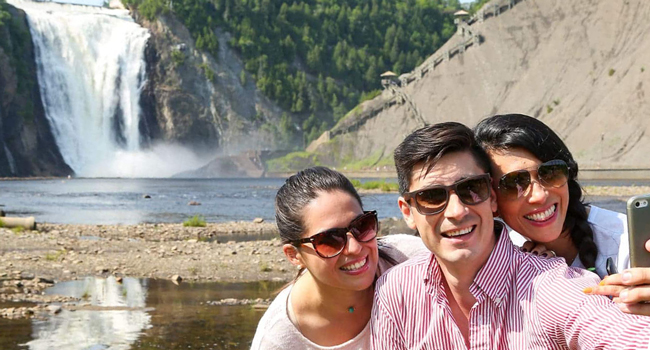 Bildungsurlaub Québec Kanada mit LISA! – Französisch lernen und Naturerlebnisse genießen Erwachsene machen Selfie vor Wasserfall in Québec während eines LISA! Bildungsurlaubs erleben Natur und internationale Freizeitaktivitäten