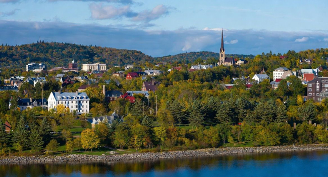 Bildungsurlaub Québec Kanada mit LISA! – Französisch lernen und Québecs Natur erleben Landschaft und Stadtansicht von Québec während eines LISA! Bildungsurlaubs mit Fluss, Natur und kanadischer Atmosphäre