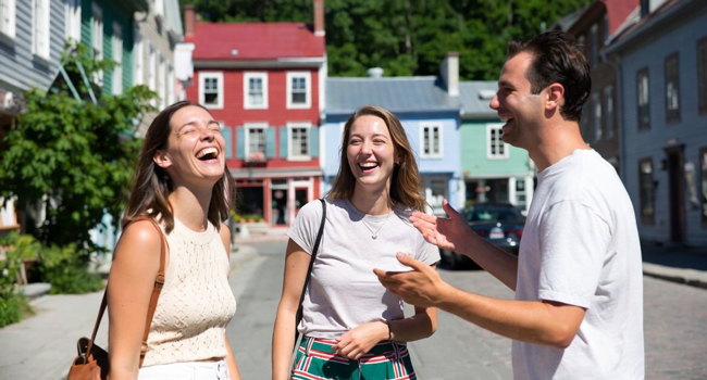 Bildungsurlaub Québec Kanada mit LISA! – Französisch lernen und Québec authentisch erleben Erwachsene lachen gemeinsam in Québec während eines LISA! Bildungsurlaubs genießen internationale Atmosphäre und lernen Französisch im Alltag