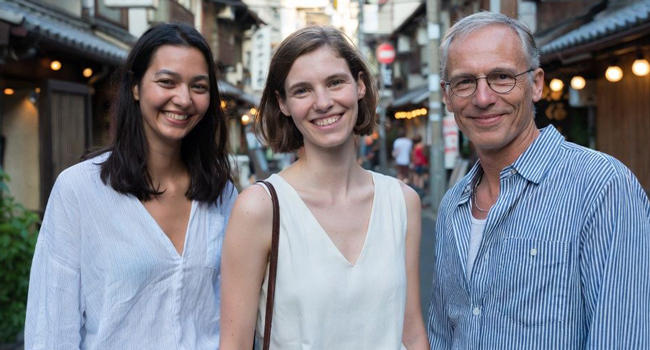  Erwachsene in Osaka während eines LISA! Bildungsurlaubs genießen internationale Begegnungen und lernen Japanisch im Alltag