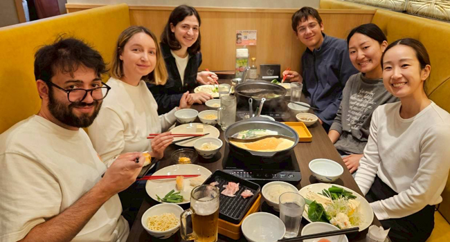 Erwachsene essen gemeinsam in Restaurant in Osaka während eines LISA! Bildungsurlaubs erleben japanische Küche und internationale Atmosphäre