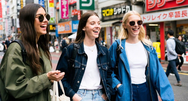 Erwachsene beim Shopping in Osaka während eines LISA! Bildungsurlaubs genießen japanisches Stadtleben und internationale Atmosphäre