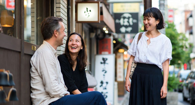Erwachsene unterhalten sich in Tokio während einer LISA! Sprachreise und erleben Kultur und Alltag in Japan gemeinsam