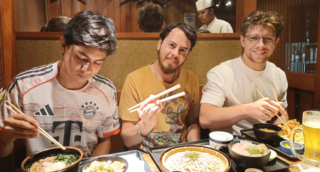  Erwachsene genießen japanisches Essen in Tokio während einer LISA! Sprachreise und lernen Kultur mit Stäbchen kennen