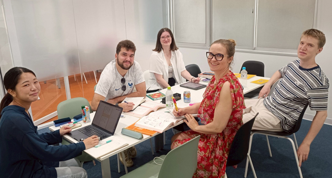 Erwachsene im Japanischkurs in Tokio während einer LISA! Sprachreise lernen gemeinsam in kleiner Gruppe im Unterricht