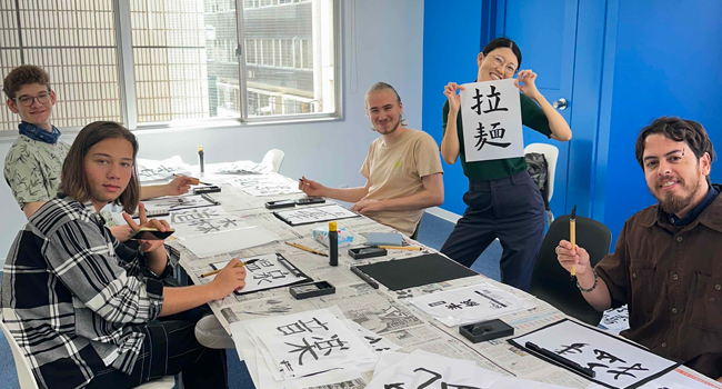  Erwachsene lernen japanische Schriftzeichen im Kurs in Tokio während einer LISA! Sprachreise mit Kalligraphie und Unterricht