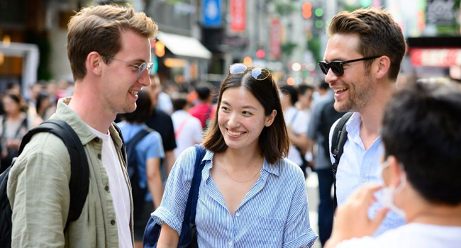 Erwachsene Teilnehmer in Tokio während einer LISA! Sprachreise unterhalten sich und erleben internationales Flair in der Stadt