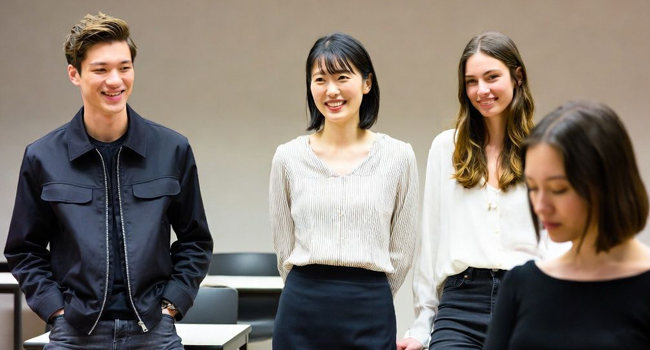  Erwachsene im Unterricht in Tokio während einer LISA! Sprachreise lernen Japanisch gemeinsam mit Lehrerin im Klassenraum