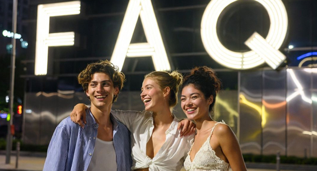  Junge Erwachsene vor leuchtendem FAQ Schild in Seoul bei Nacht während einer LISA! Sprachreise genießen das Nachtleben