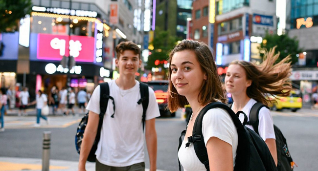 Junge Erwachsene überqueren Straße in Seoul Hongdae während einer LISA! Sprachreise und erleben das lebendige Stadtleben