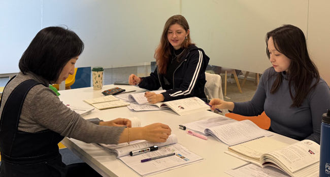 Erwachsene lernen Koreanisch in Seoul während einer LISA! Sprachreise gemeinsam im Unterricht mit Büchern und Materialien