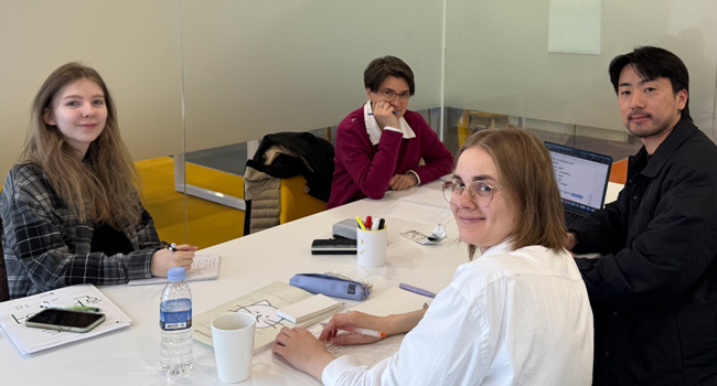 Erwachsene im Koreanischkurs in Seoul während einer LISA! Sprachreise lernen gemeinsam im modernen Unterrichtsraum