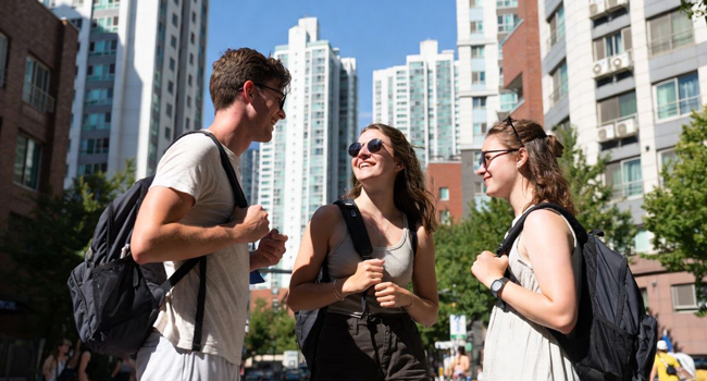  Erwachsene Teilnehmer spazieren durch Seoul während einer LISA! Sprachreise und entdecken Stadt und Umgebung gemeinsam