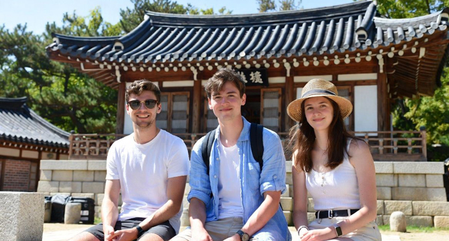 Erwachsene besuchen traditionellen Tempel in Seoul während einer LISA! Sprachreise und entdecken koreanische Kultur und Geschichte