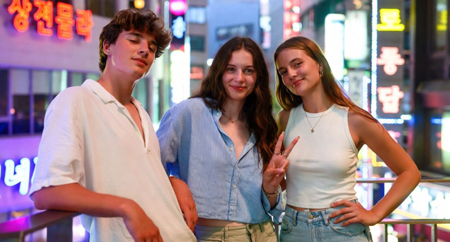 Junge Erwachsene in Seoul bei Nacht während einer LISA! Sprachreise genießen das bunte Nachtleben in Hongdae