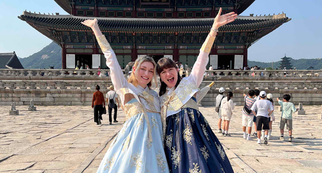 Erwachsene in traditioneller koreanischer Kleidung vor Tempel in Seoul während einer LISA! Sprachreise erleben Kultur hautnah