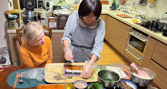 Erwachsene kochen gemeinsam mit Gastfamilie in Seoul während einer LISA! Sprachreise und erleben koreanische Küche hautnah