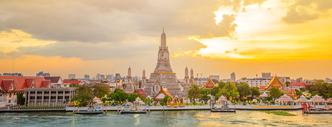 Abendstimmung am Fluss in Bangkok Tempel und Häuser am Abend am Fluss in Bangkok