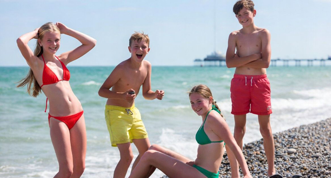 Schüler am Strand in Brighton während einer LISA! Schülersprachreise in England haben Spaß am Meer
