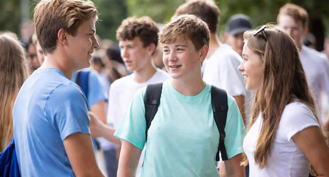 Schülergruppe in Bournemouth Park England während einer LISA! Sprachreise im Gespräch und gemeinsam unterwegs